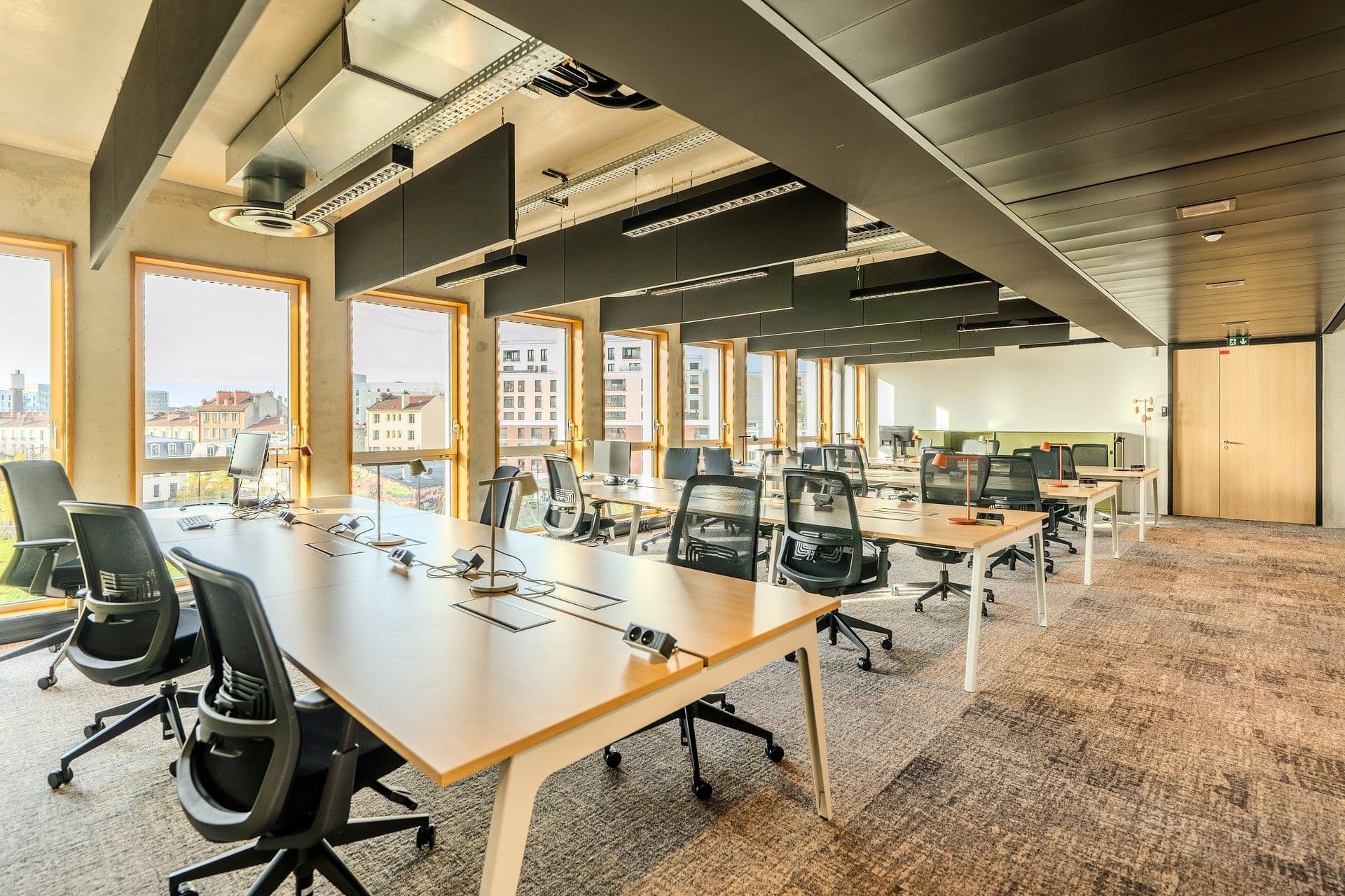 Poste en open space bureau coworking Ivry